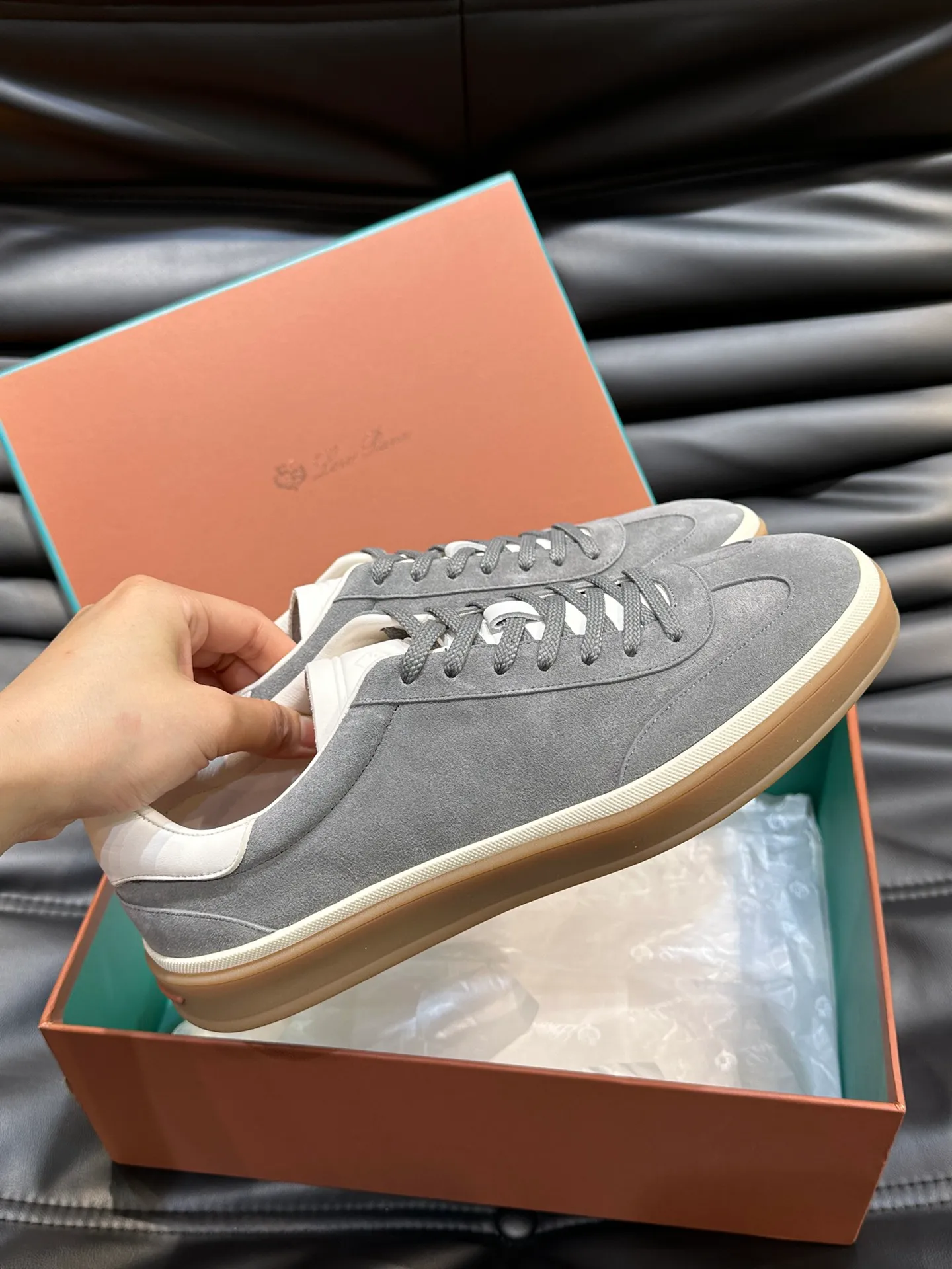 p420 Men's Shoes New 🆕Lp Old Money Style Men's Low-top Casual Tennis Shoes Loro Piana's high-end series has launched sports shoe styles made of soft cowhide. The breathable properties and flexible texture of natural materials make the sneakers both functional and comfortable. The high-quality metal-free tanning and tumble process highlights the natural texture of the leather, while the camel-colored sole and white rubber trim create a double-layer sole effect, making it an everyday shoe that can easily create a lazy and casual style! Size: 39-44 (45, 46 customized